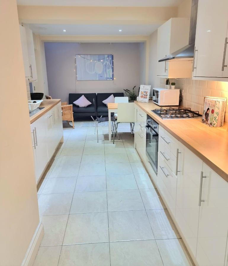 Oxford Gardens Apartment *