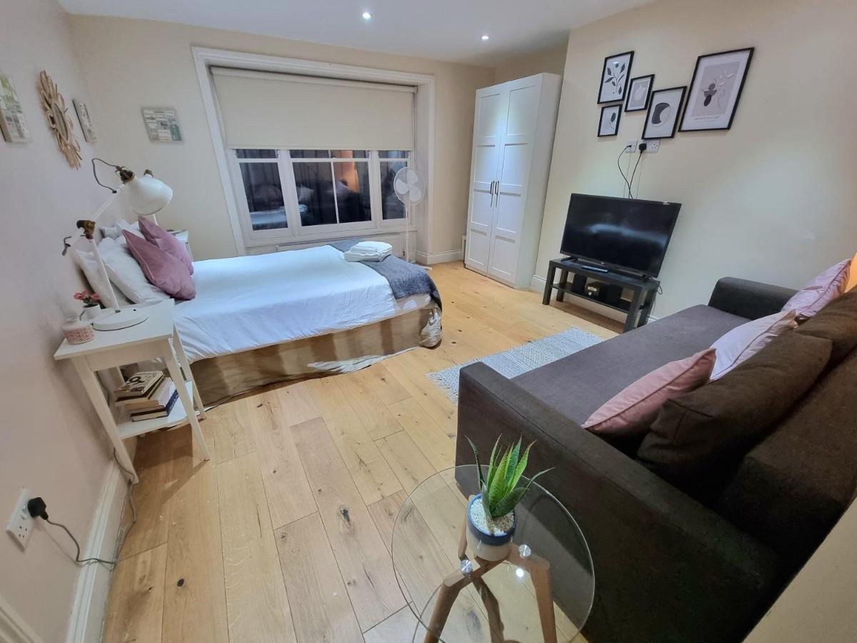 Apartment Oxford Gardens London