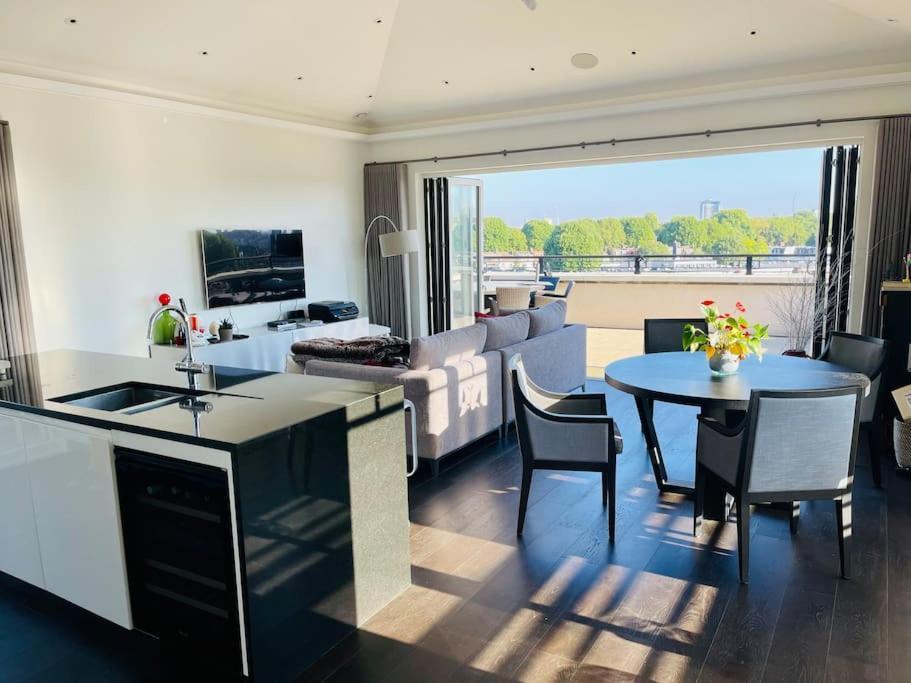 Large Luxury Penthouse With Free Parking Garage Apartment London