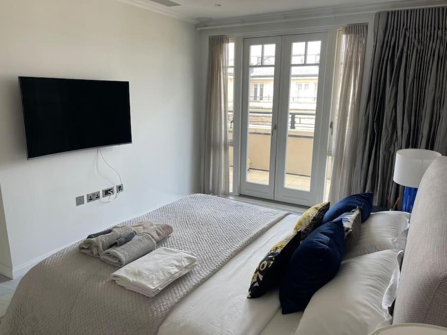 Large Luxury Penthouse With Free Parking Garage London