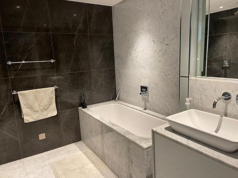 Apartment Large Luxury Penthouse With Free Parking Garage *