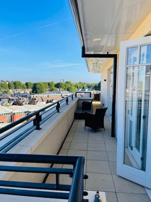 Large Luxury Penthouse With Free Parking Garage * London