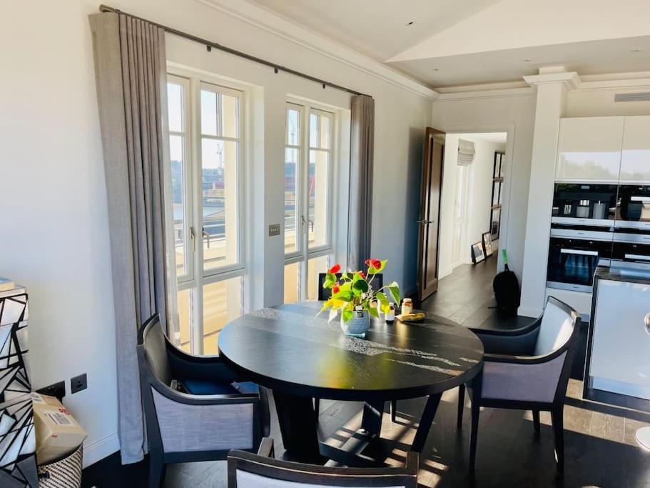 Large Luxury Penthouse With Free Parking Garage Apartment