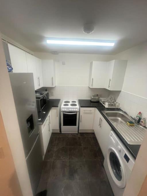 Lovely Spacious Entire 1 Bedroom - New Management Apartment London