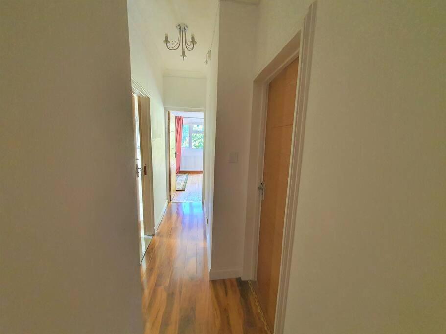 Lägenhet 2 Bedroom Flat - Travel Direct To Heathrow/central London