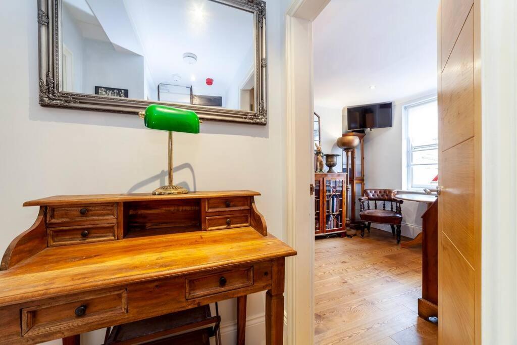 Outstanding Antique 1br Flat In Soho Lejlighed