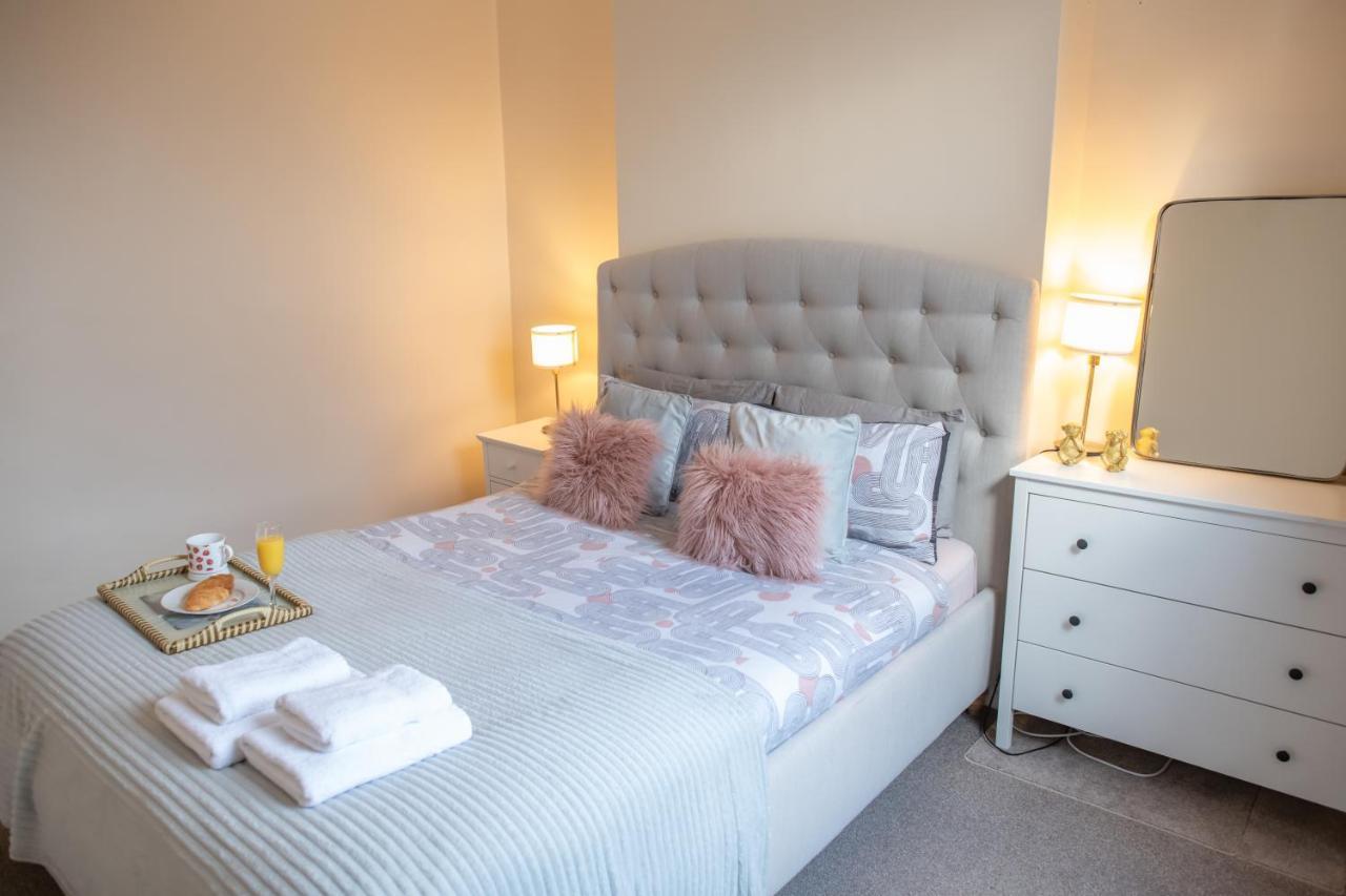 4 Bedroom Flat With High Speed Wi-fi In North Acton, Ealing, West Lejlighed
