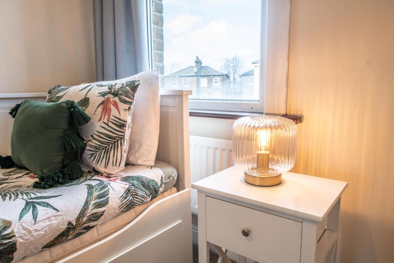 4 Bedroom Flat With High Speed Wi-fi In North Acton, Ealing, West Lejlighed