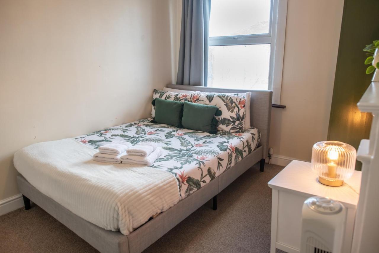 4 Bedroom Flat With High Speed Wi-fi In North Acton, Ealing, West Lejlighed London