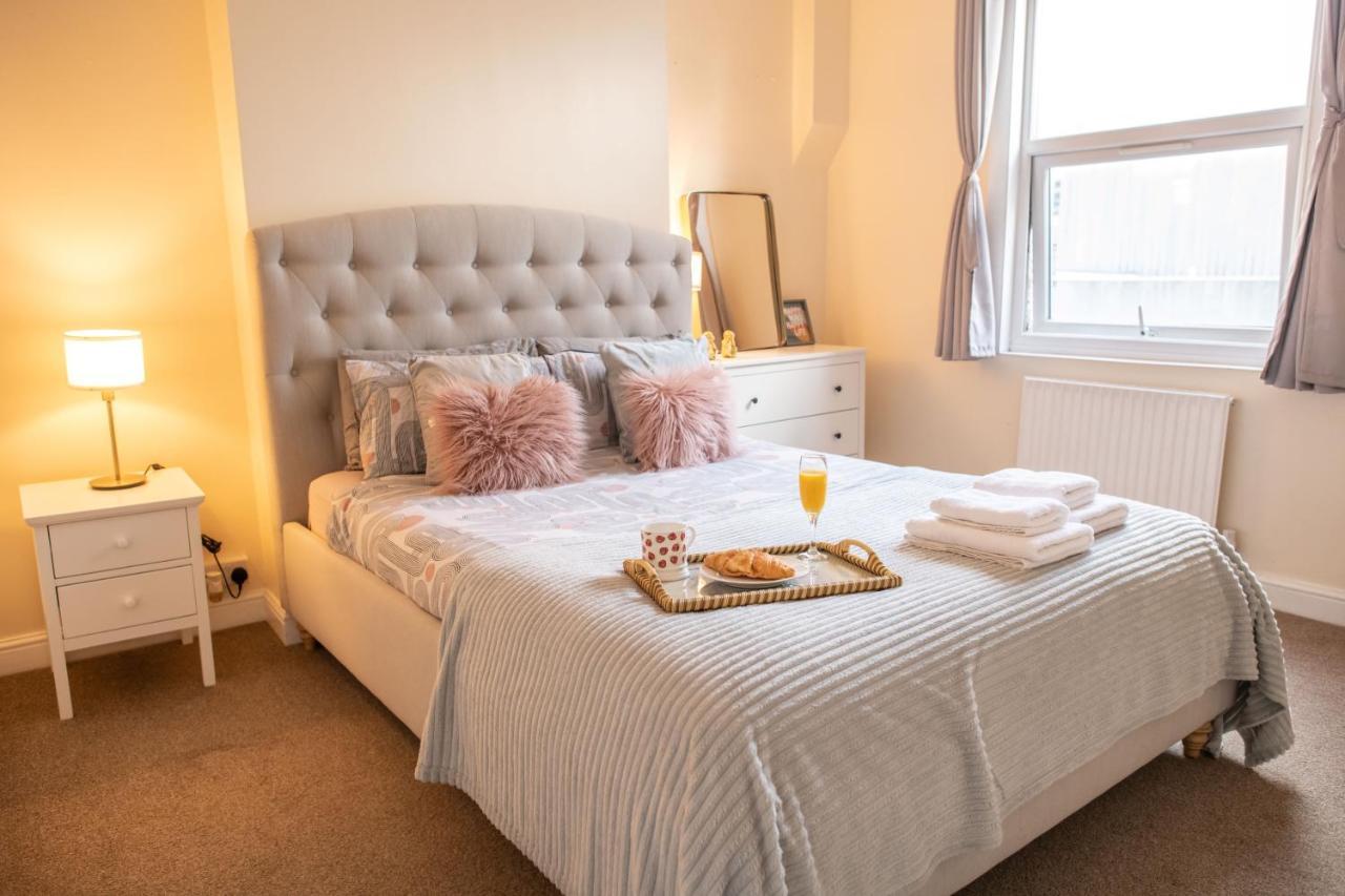 4 Bedroom Flat With High Speed Wi-fi In North Acton, Ealing, West * London