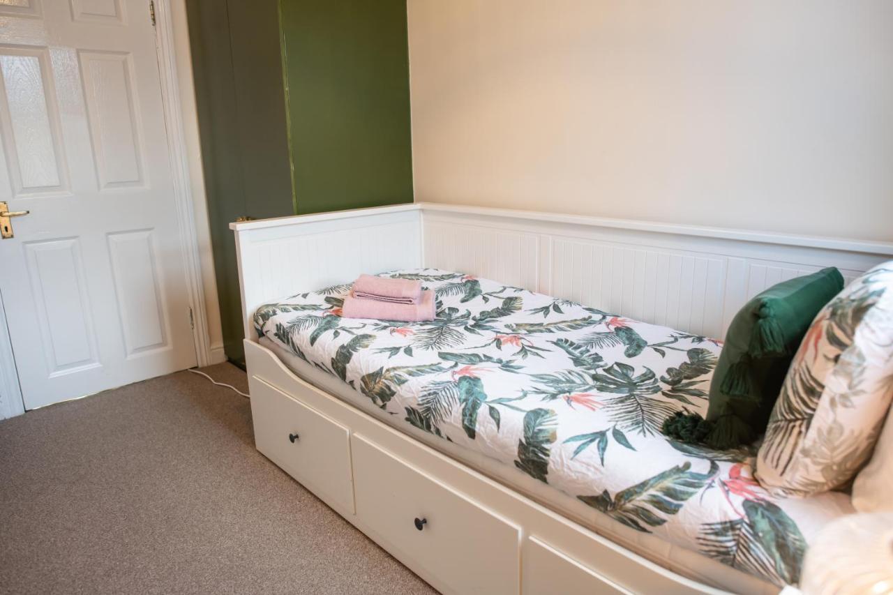 Lejlighed 4 Bedroom Flat With High Speed Wi-fi In North Acton, Ealing, West London