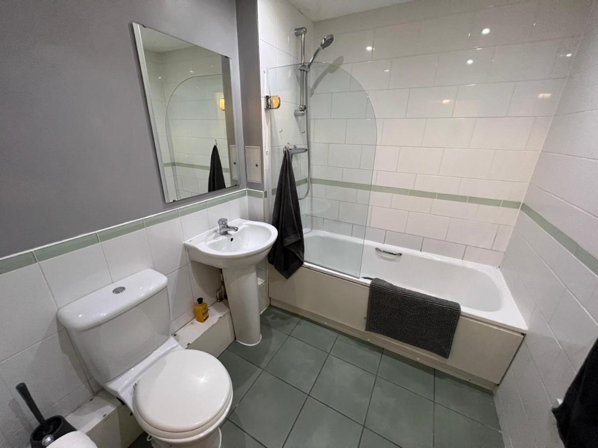 Modern Spacious Close To Station Leilighet London