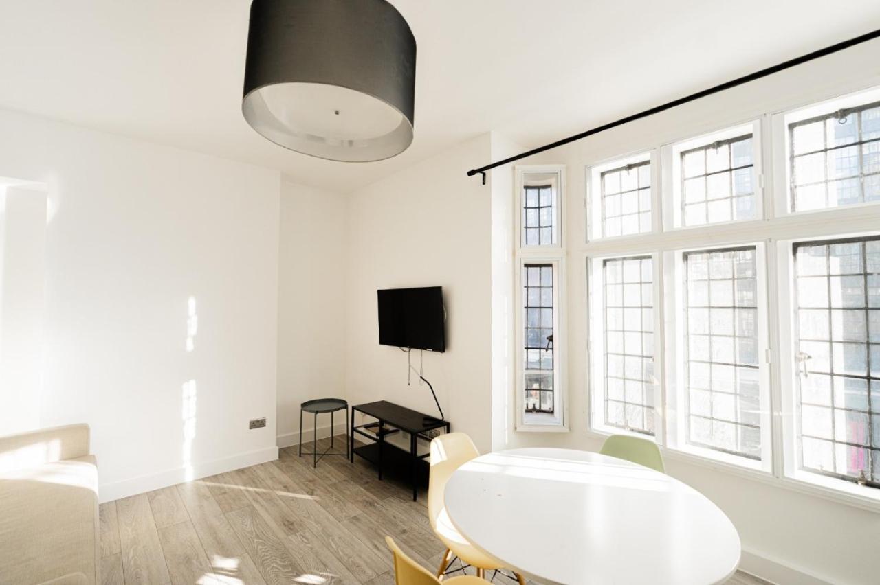 The Kensington High Street Apartment *