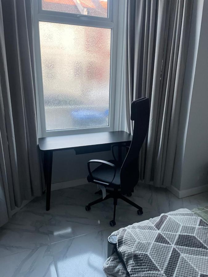 Amazing 3 Bedroom, 2 Bathroom, Ground Floor Flat With Garden, Near Train Station And Bus Stop *