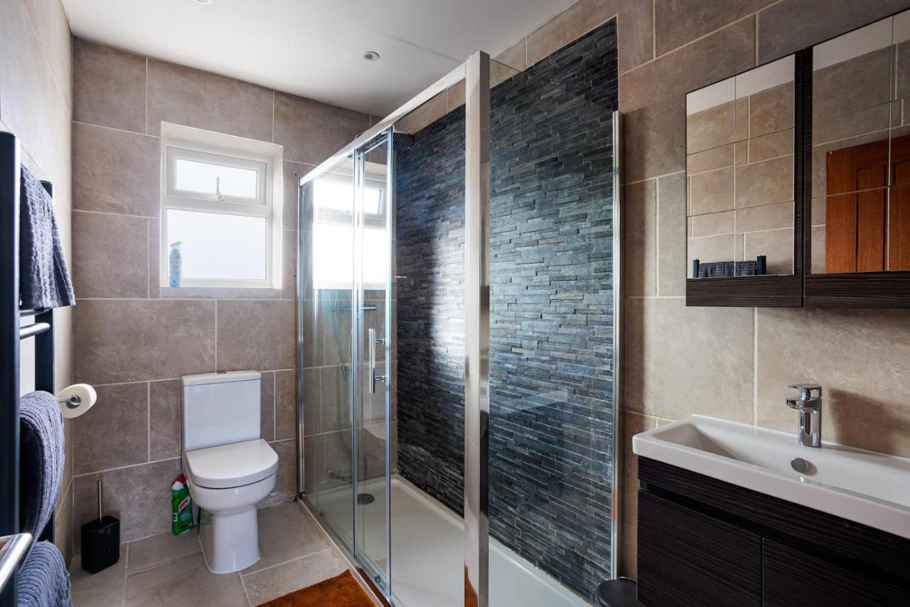 Entire Luxurious Flat Sleeps 4 Persons Lägenhet London