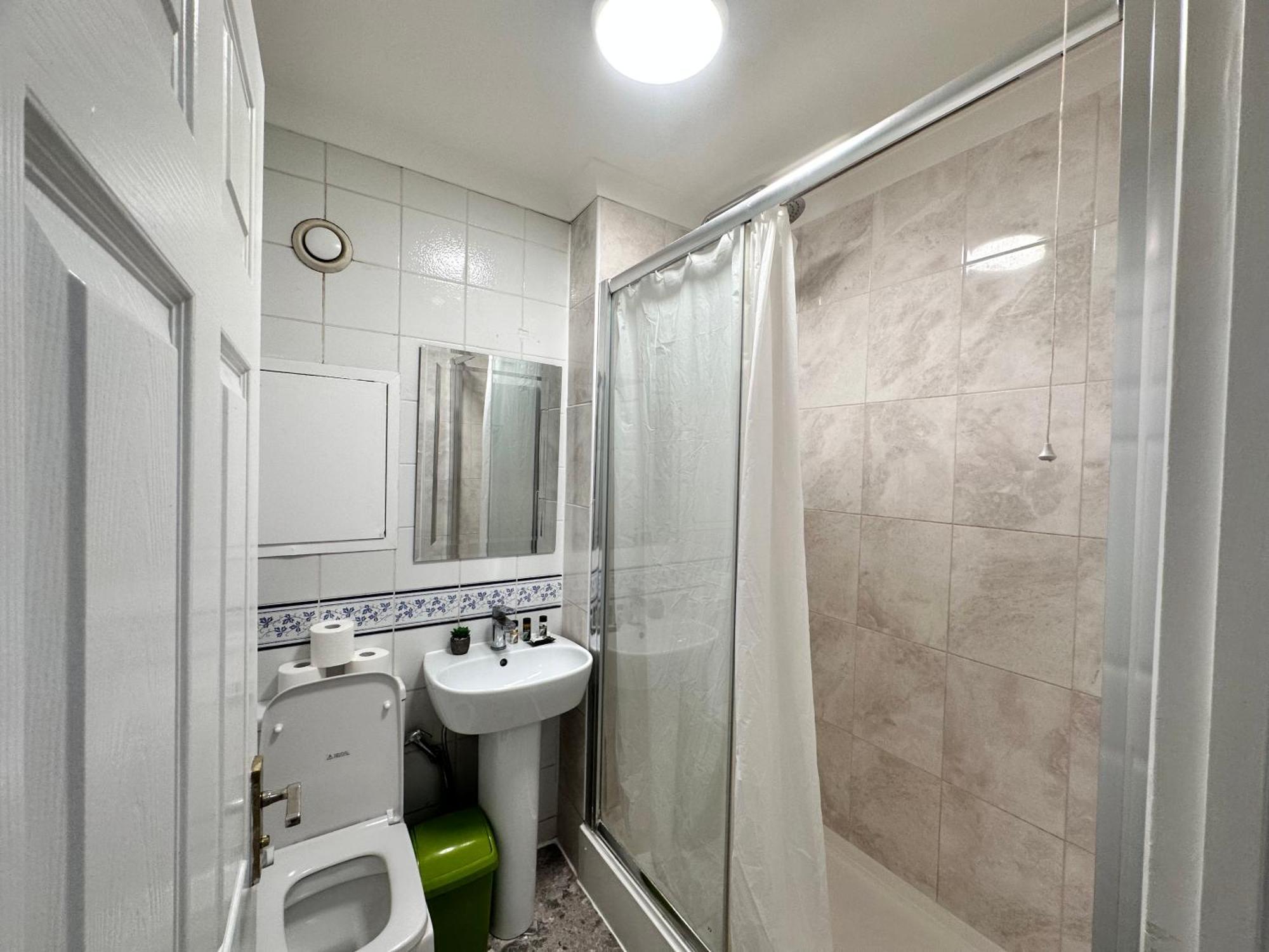 Posh 2-bedroom, Living Room, Kitchen & 1.5 Bathroom * London