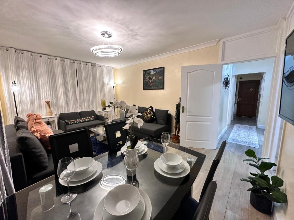 Posh 2-bedroom, Living Room, Kitchen & 1.5 Bathroom Apartment *