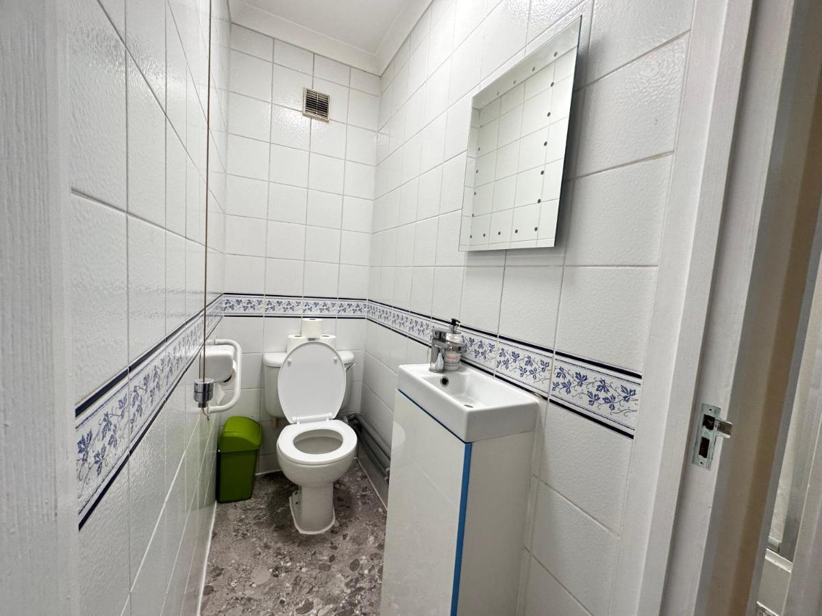 Posh 2-bedroom, Living Room, Kitchen & 1.5 Bathroom Apartment *