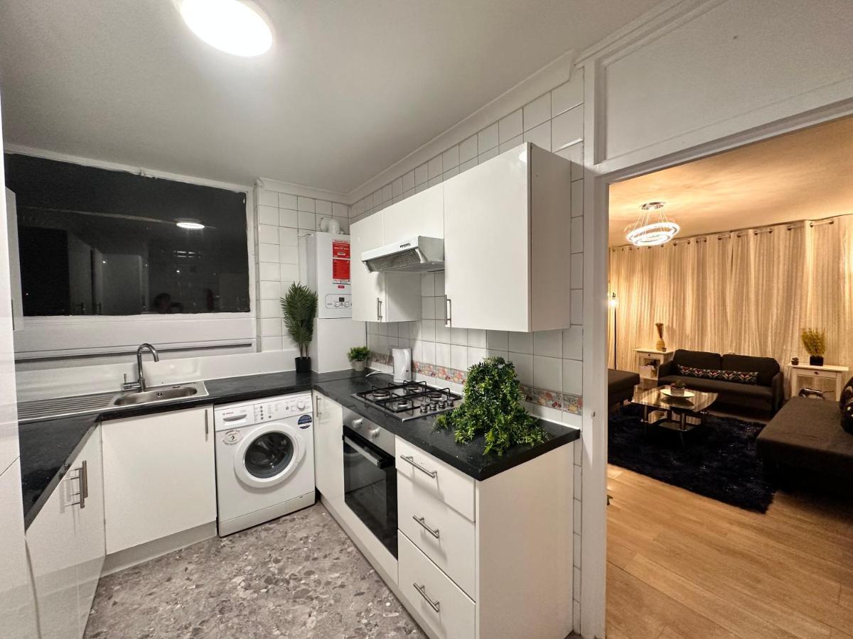 Posh 2-bedroom, Living Room, Kitchen & 1.5 Bathroom London