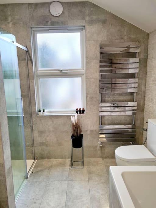 Private House With Free Parking Londen