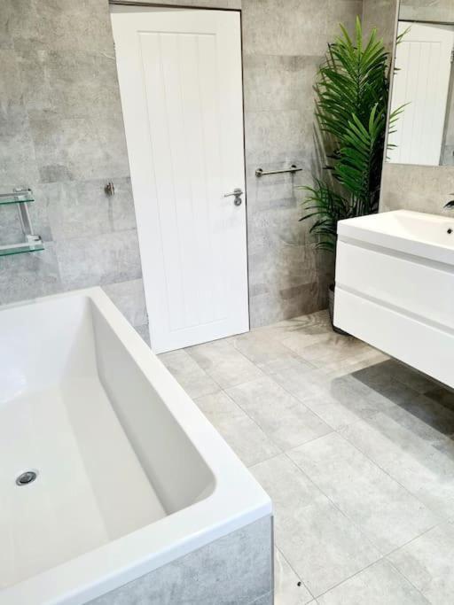 Private House With Free Parking Vakantiehuis *
