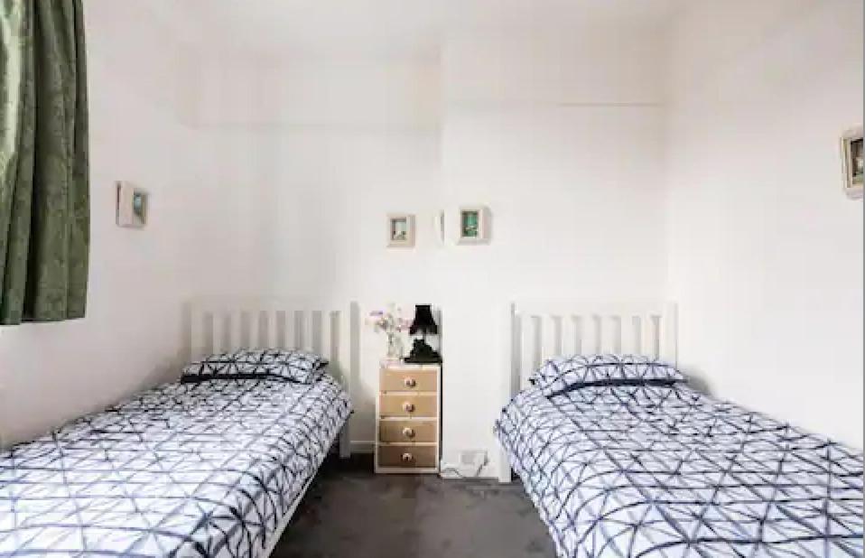 Lovely Three Bedroomed House, Parking 2 Cars Ferienhaus
