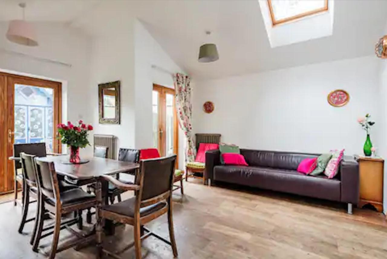Ferienhaus Lovely Three Bedroomed House, Parking 2 Cars *