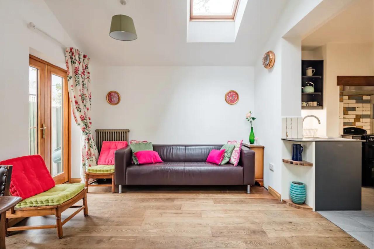 Ferienhaus Lovely Three Bedroomed House, Parking 2 Cars