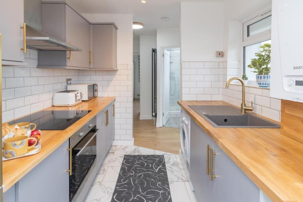 Modern - Accommodates 6 - Private Parking - 15min To Bridge, Eye And Charing Cross Appartement Londres