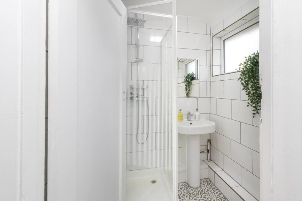 Modern - Accommodates 6 - Private Parking - 15min To Bridge, Eye And Charing Cross Leilighet