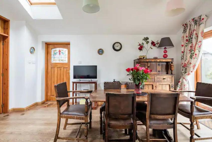 Lovely Three Bedroomed House, Parking 2 Cars Ferienhaus *