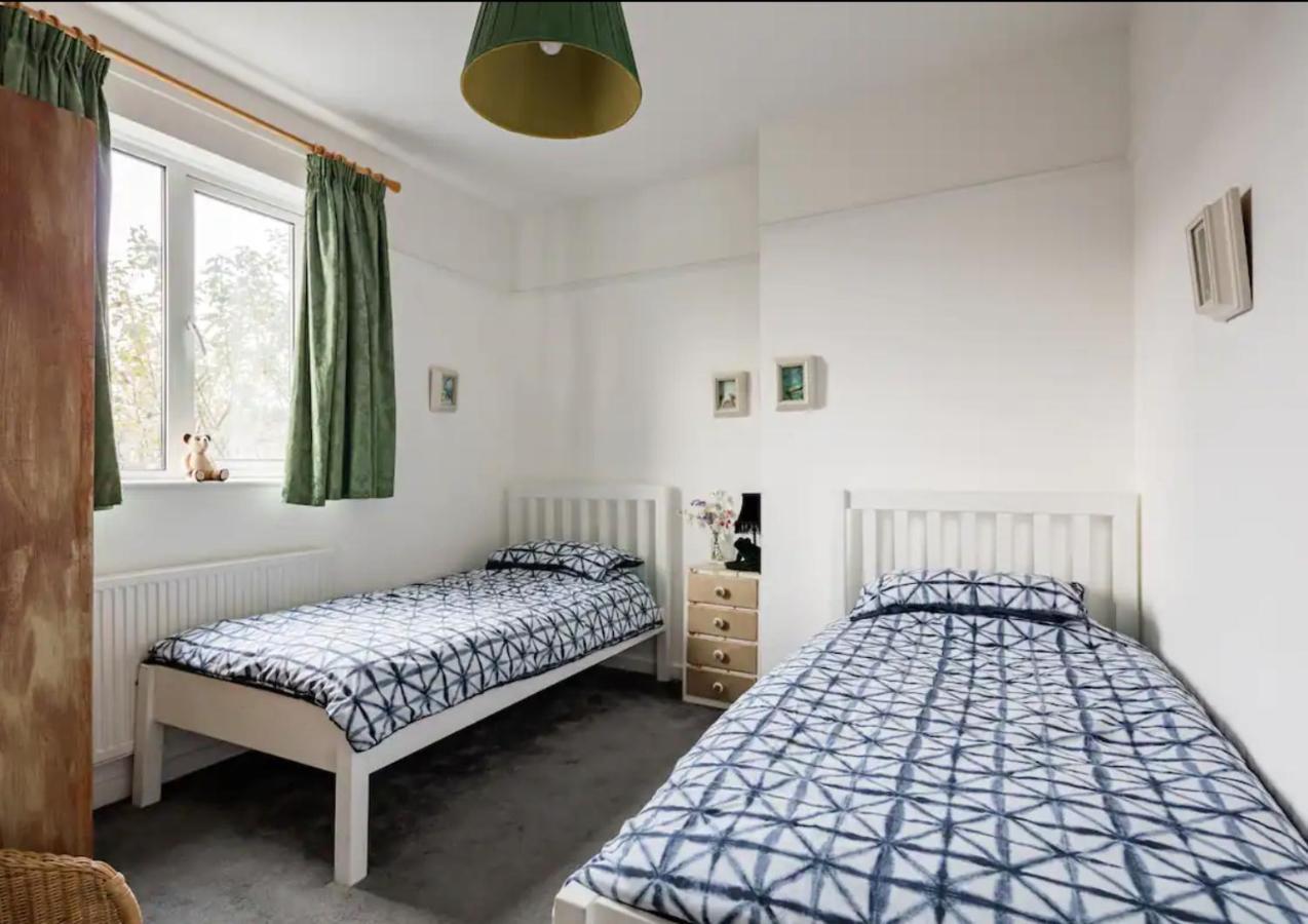 Lovely Three Bedroomed House, Parking 2 Cars Ferienhaus
