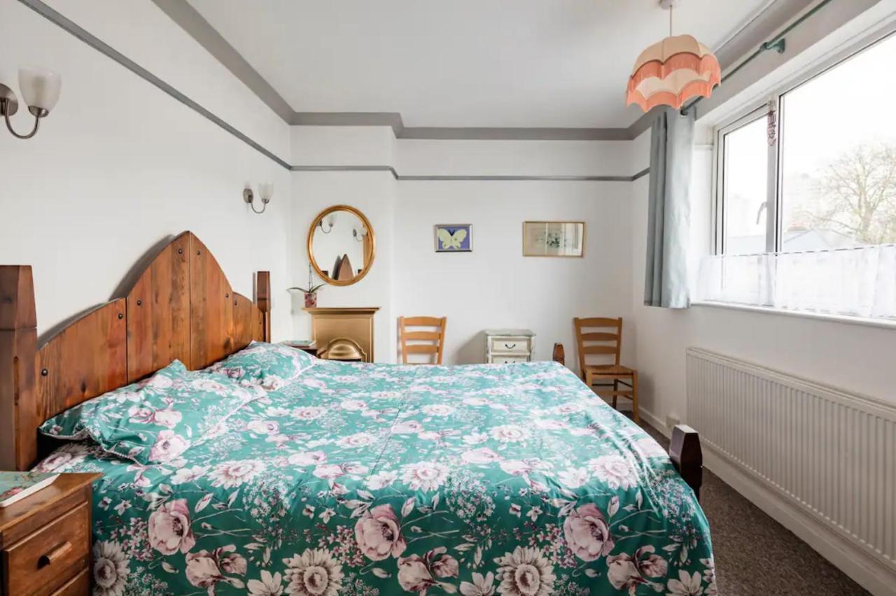 Lovely Three Bedroomed House, Parking 2 Cars Ferienhaus *