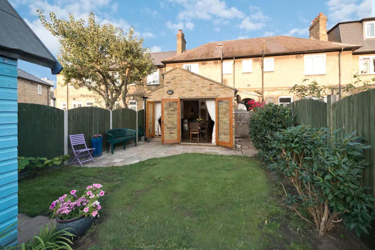 Lovely Three Bedroomed House, Parking 2 Cars Ferienhaus