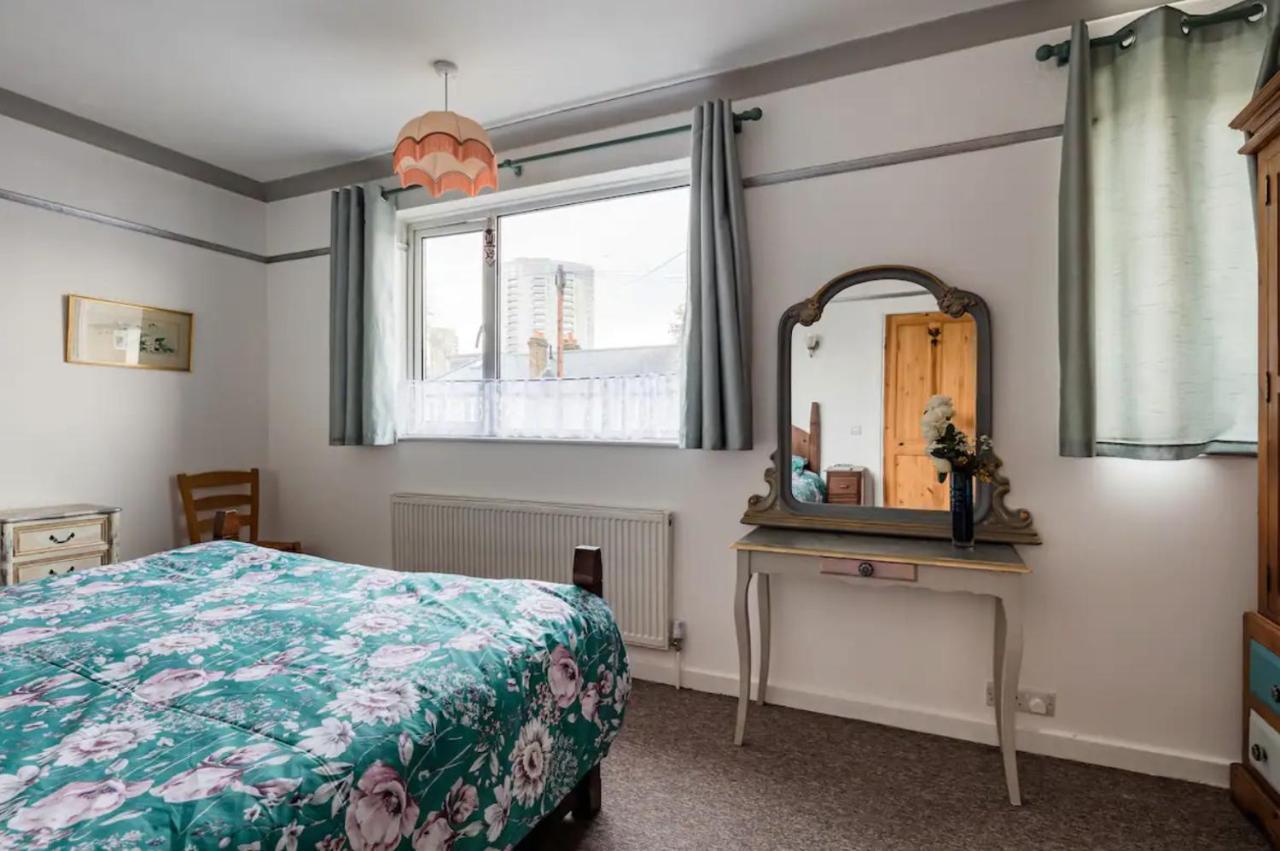 Lovely Three Bedroomed House, Parking 2 Cars Ferienhaus *