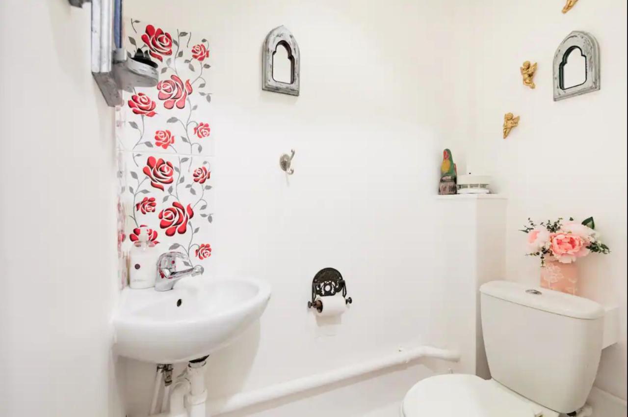 Lovely Three Bedroomed House, Parking 2 Cars Ferienhaus London