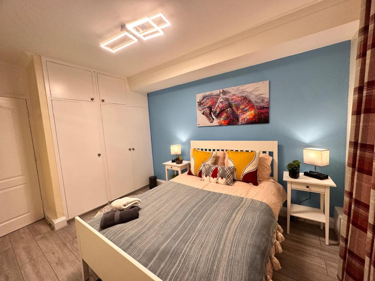 Posh 2-bedroom, Living Room, Kitchen & 1.5 Bathroom Apartment *