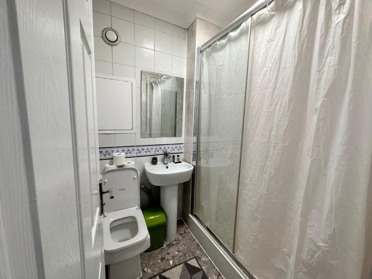 Posh 2-bedroom, Living Room, Kitchen & 1.5 Bathroom Apartment *