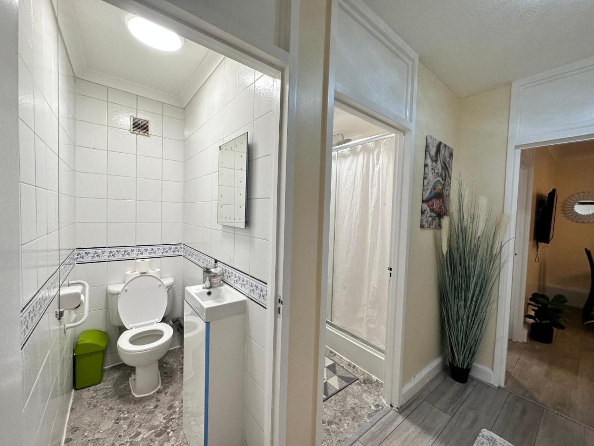 Apartment Posh 2-bedroom, Living Room, Kitchen & 1.5 Bathroom London