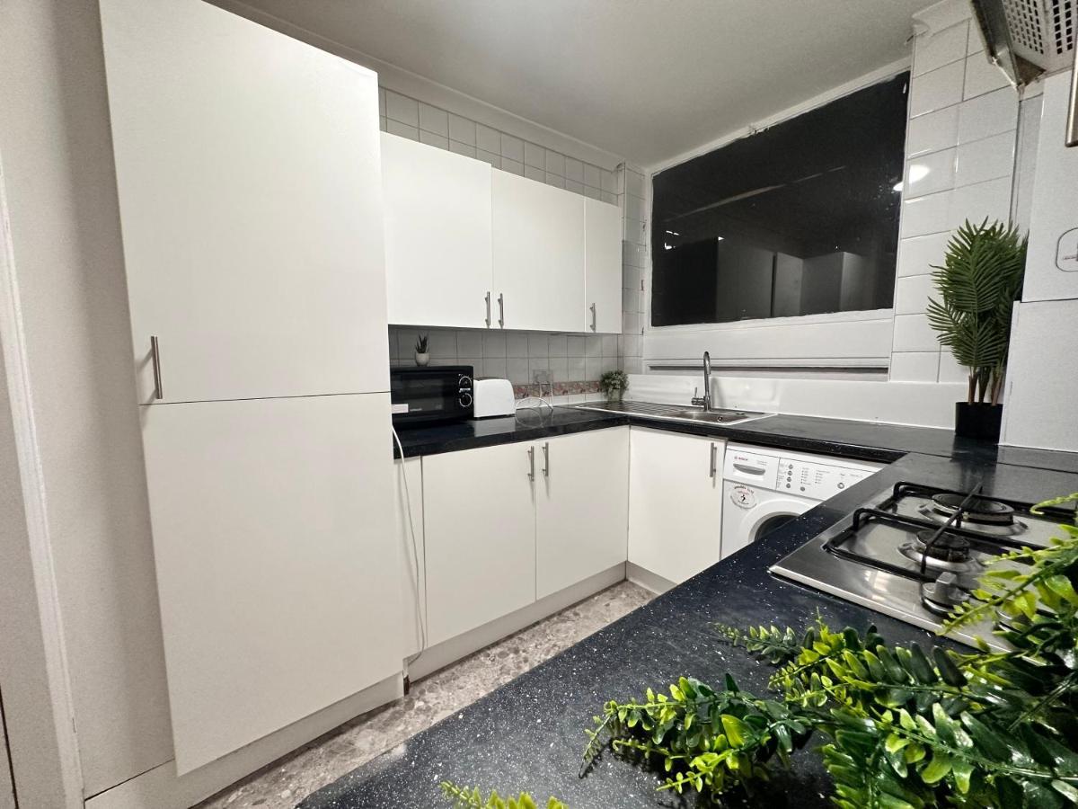 Posh 2-bedroom, Living Room, Kitchen & 1.5 Bathroom London