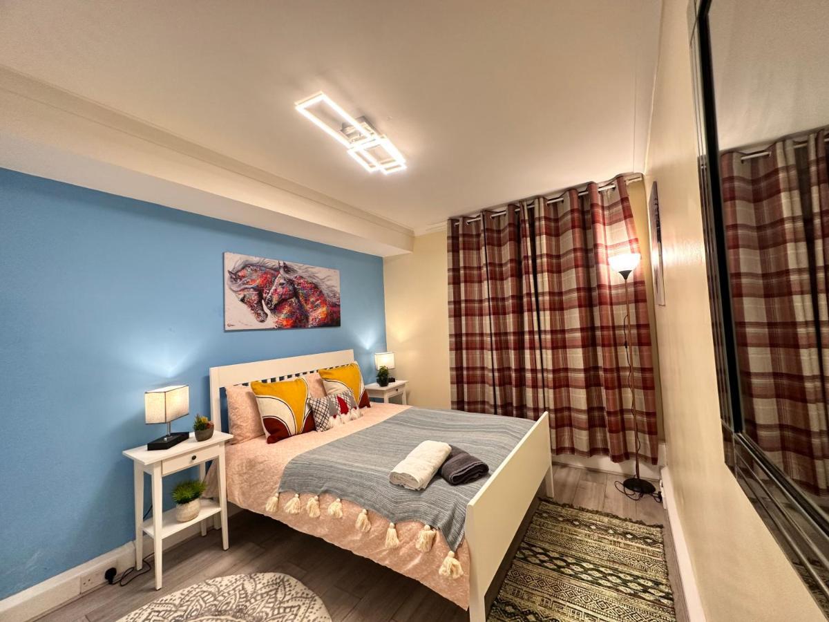 Posh 2-bedroom, Living Room, Kitchen & 1.5 Bathroom London