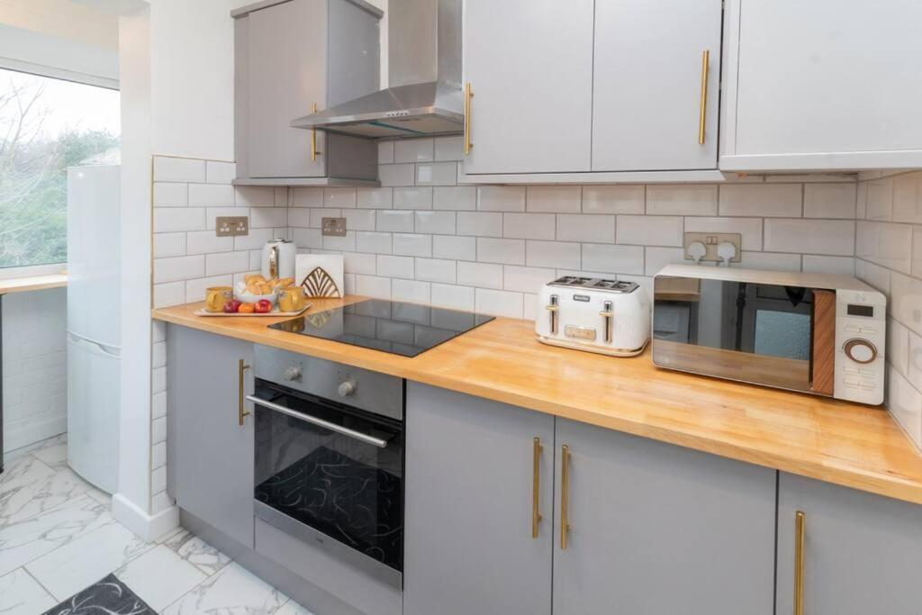 Modern - Accommodates 6 - Private Parking - 15min To Bridge, Eye And Charing Cross * Londres