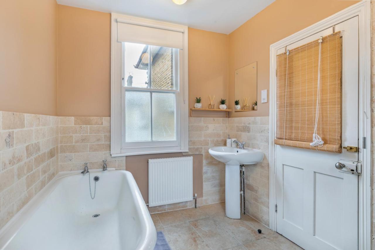 Feriehus Spacious 5 Bedroom House With Garden + Parking - Amazing Location *