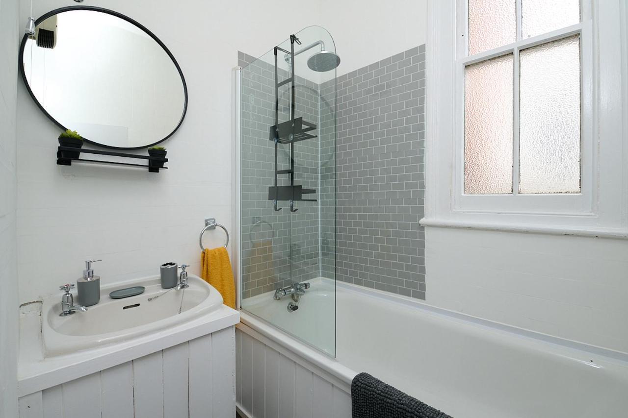 Spacious 3 Bedroom Apartment- Crouch End Lägenhet *
