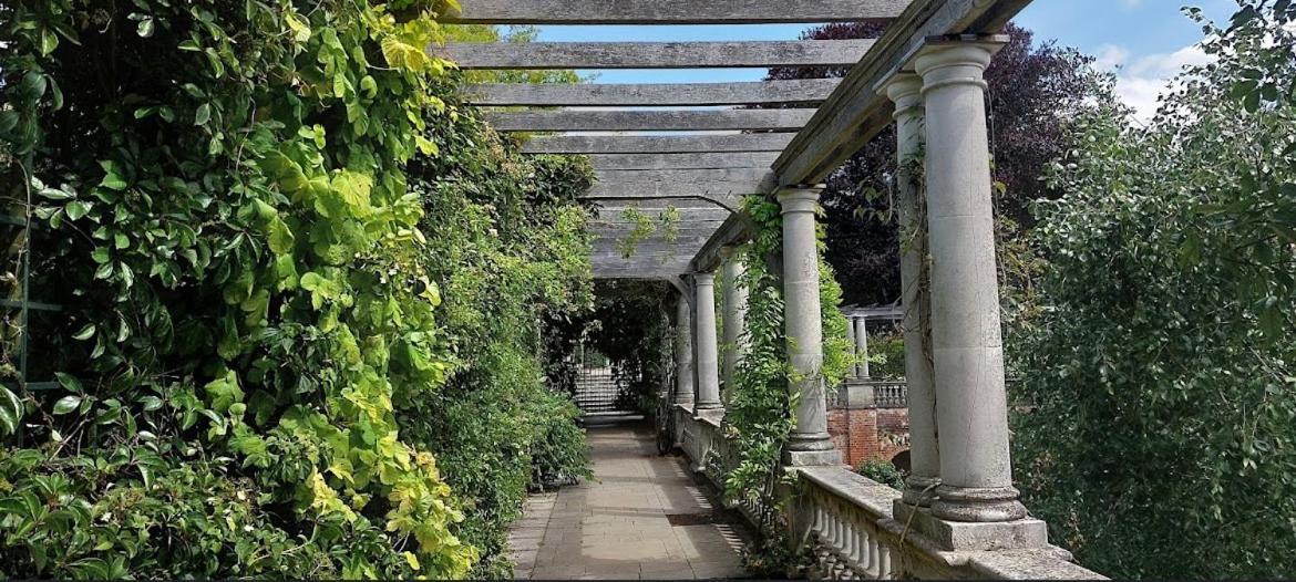 Hampstead Opulence - Luxurious Split Level * London