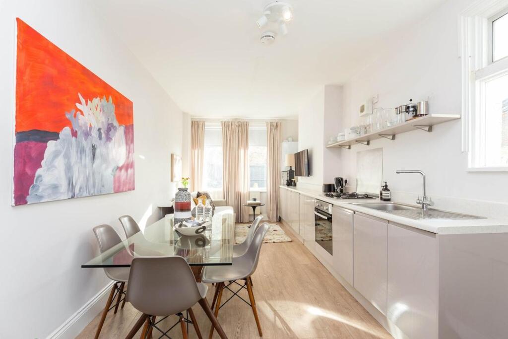Ferienhaus Newly Renovated Large 4/5 Bedroom Victorian Terrace House With Garden. London