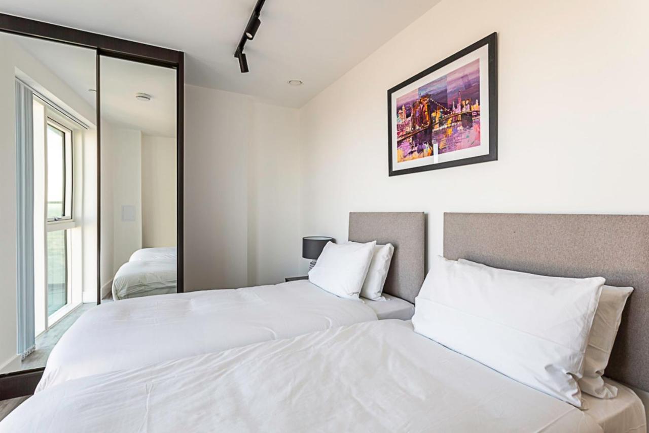 Beautiful 2 Bed Icon Tower Flat 5 * London