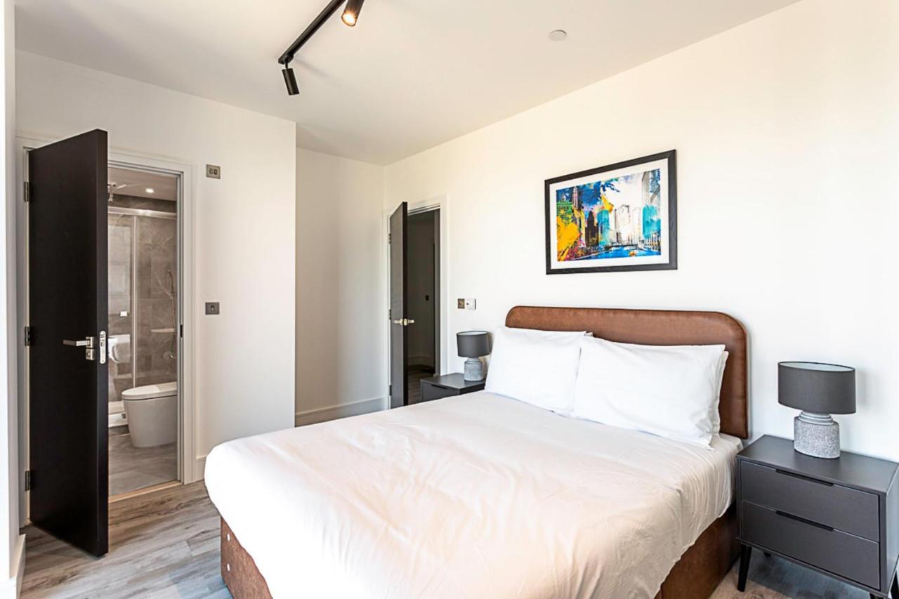 Beautiful 2 Bed Icon Tower Flat 5 London