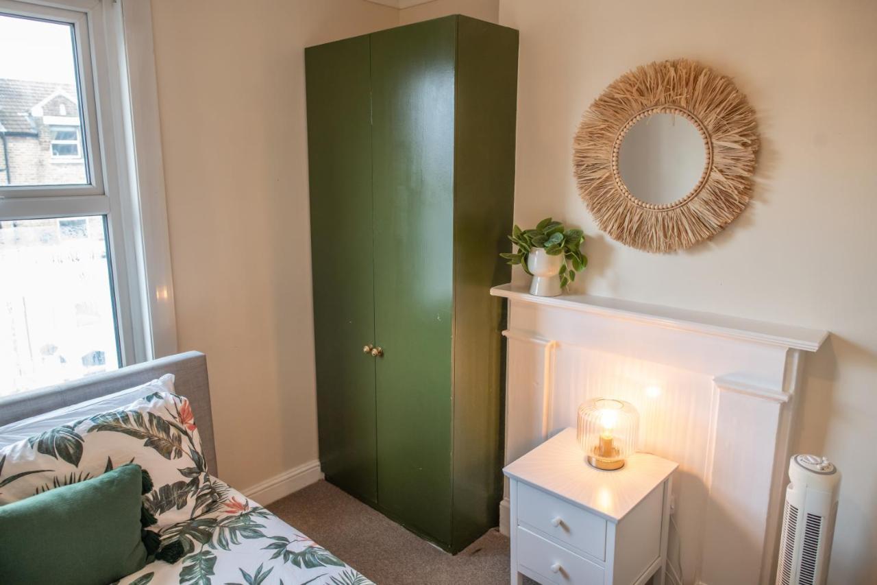 Lägenhet 4 Bedroom Flat With High Speed Wi-fi In North Acton, Ealing, West