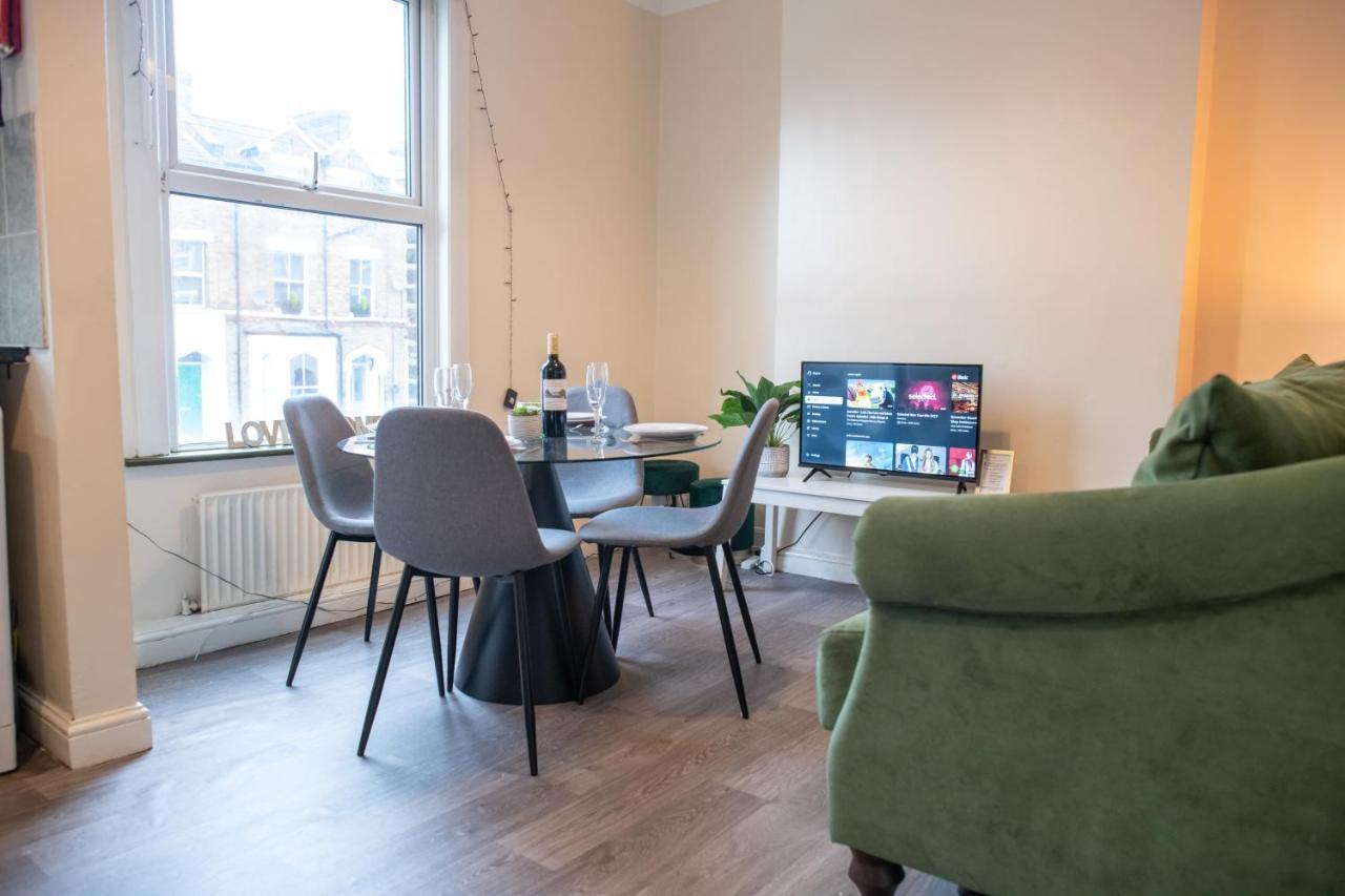 4 Bedroom Flat With High Speed Wi-fi In North Acton, Ealing, West Lejlighed London